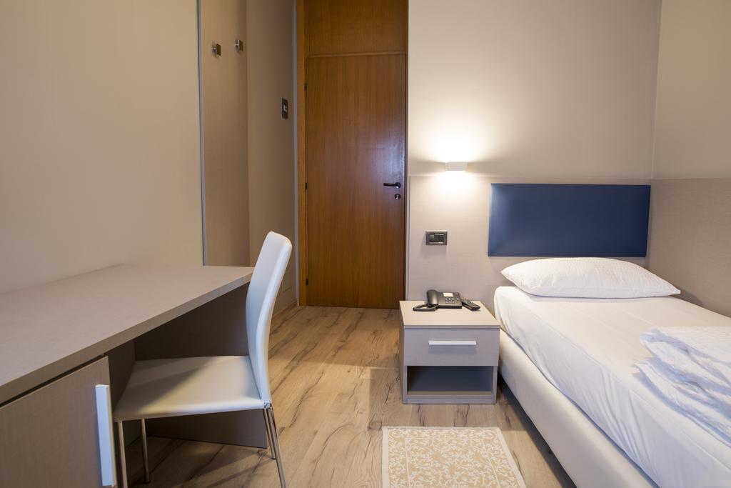 Albergo Montenegro Maniago Bagian luar foto
