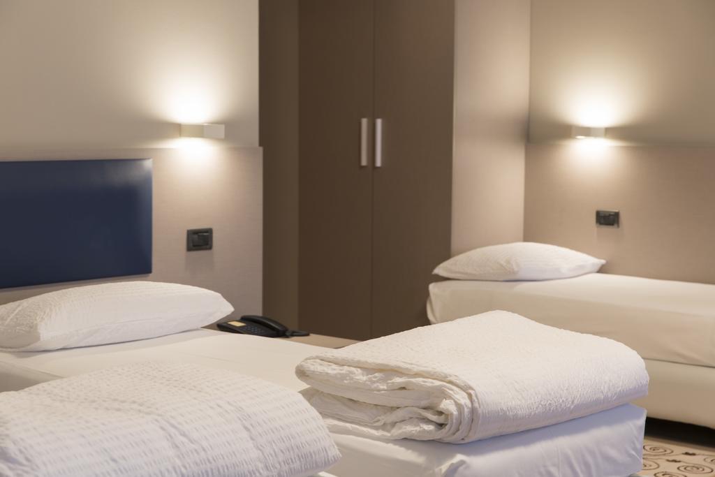 Albergo Montenegro Maniago Bagian luar foto